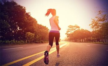 L'esercizio cardio come la corsa aiuta a bruciare i grassi nelle gambe. 